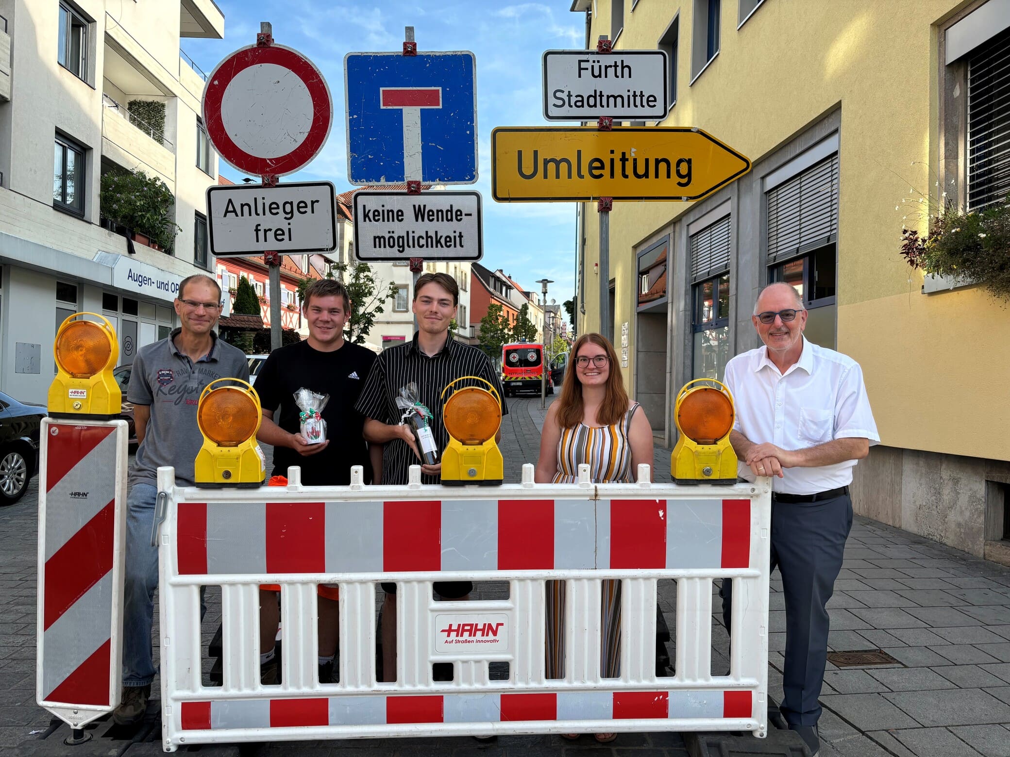 Bürgermeister Thomas Zwingel gratuliert den frisch ausgebildeten Tiefbaufacharbeitern Fabian Endreß und Luca Biesok in Zirndorf.