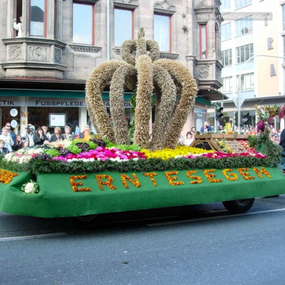 Reich geschmückte Erntedankwägen ziehen durch die Fürther Altstadt beim Erntedankfestzug 2024.