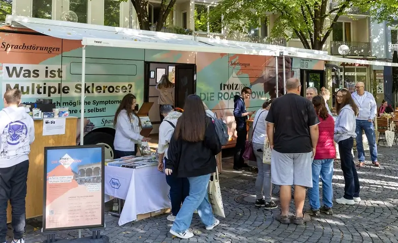 Der MS-Roadshowbus der "trotz ms"-Kampagne hält am 13. September 2024 in Fürth auf dem Hallplatz und bietet Besuchern die Möglichkeit, die unsichtbaren Symptome der Multiplen Sklerose hautnah zu erleben.