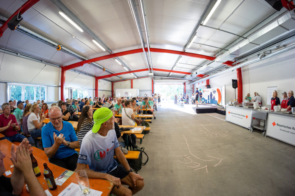 Gute Stimmung bei Fest für die Helferinnen und Helfer.