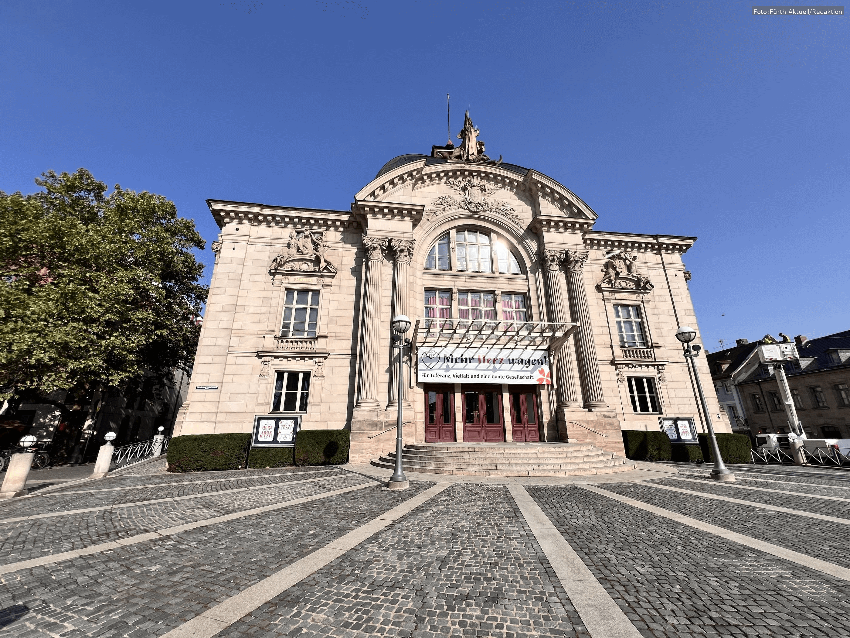 Das Theaterstück „Eine Ehe in zehn Sitzungen“ im Stadttheater Fürth bietet einen humorvollen, aber tiefgründigen Blick auf die Herausforderungen einer modernen Beziehung.