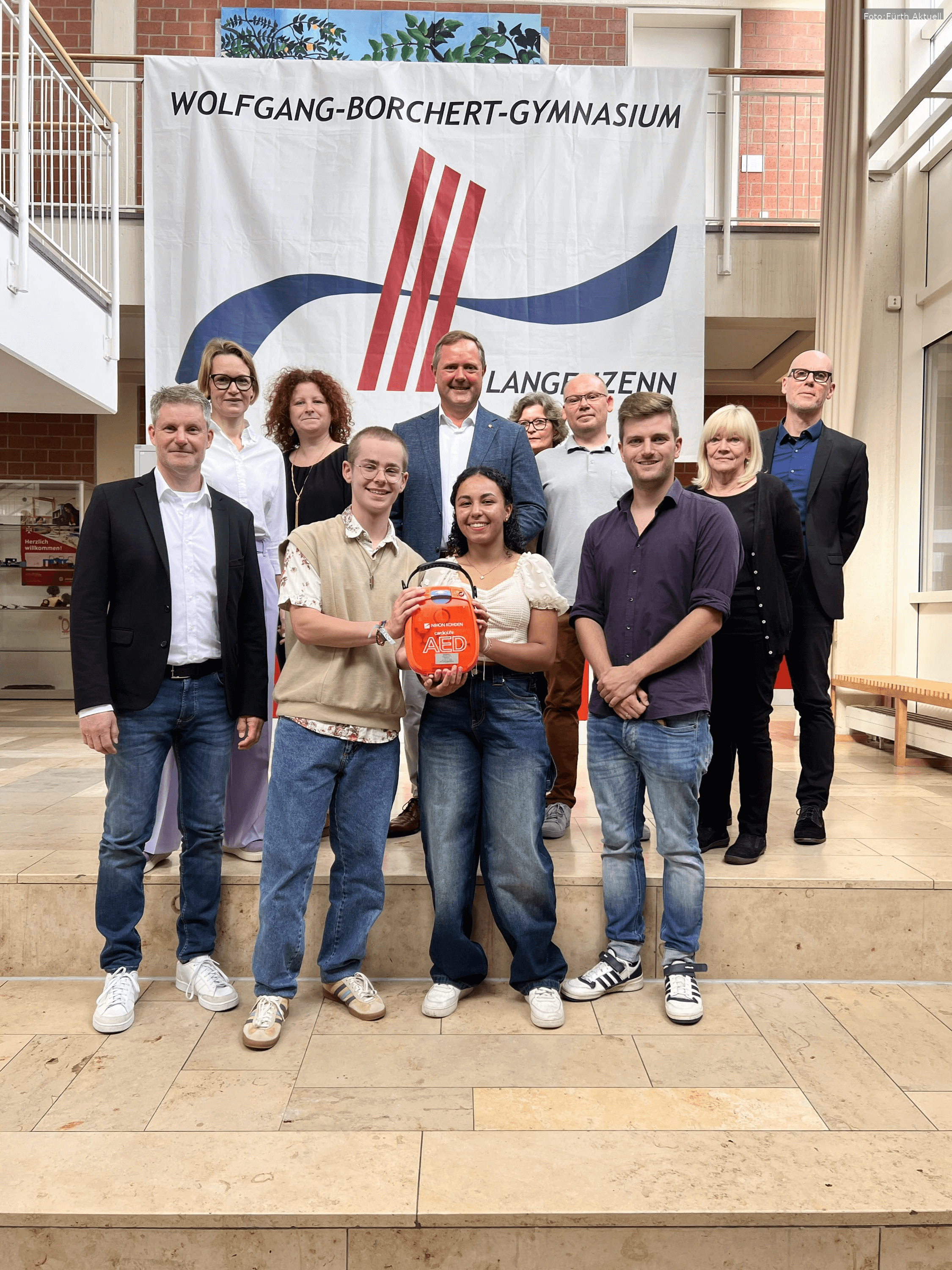 Lebensretter an der Schule: Der neue Defibrillator in der Aula des Wolfgang-Borchert-Gymnasiums sorgt für mehr Sicherheit im Ernstfall.