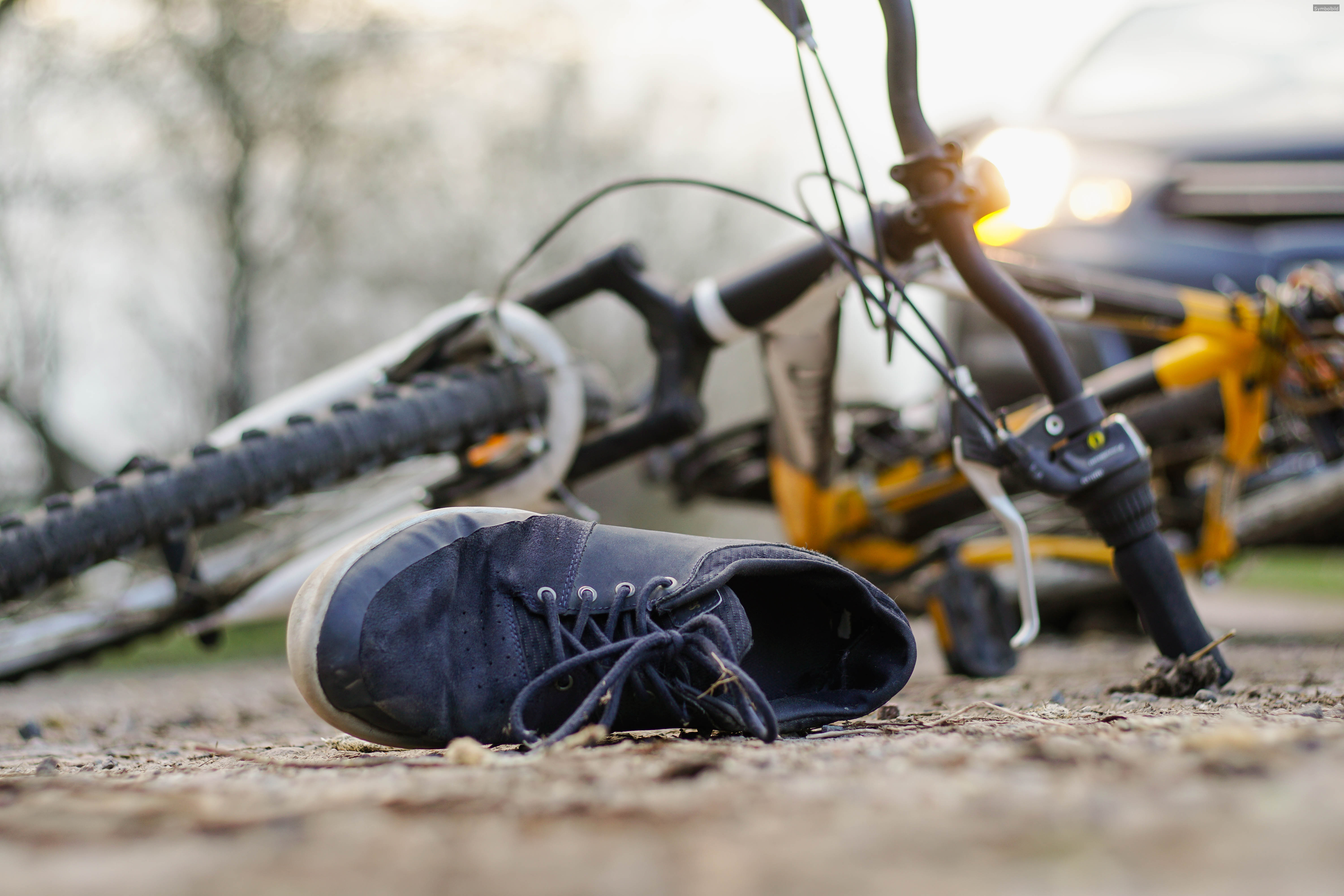 Unfall an der Kreuzung in Oberasbach: Polizei sucht nach dem Fahrer eines unbekannten Pkw nach Zusammenstoß mit Radfahrer.