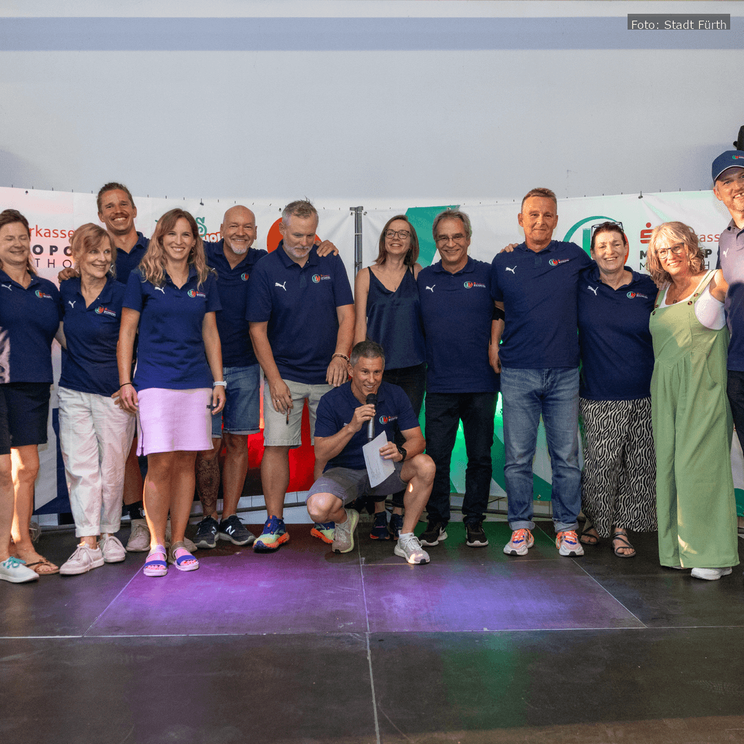 Ehrenamtliche Helfer beim Sparkassen Metropolmarathon in Fürth und Nürnberg sorgten für einen reibungslosen Ablauf der Laufveranstaltung.