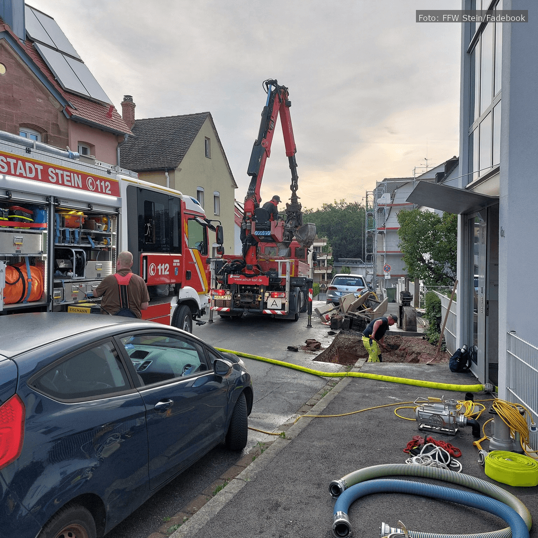 Feuerwehrleute im Einsatz bei einem Wasserrohrbruch in der Luitpoldstraße in Stein – Wasserschäden in Kellerräumen erfordern schnelles Handeln.