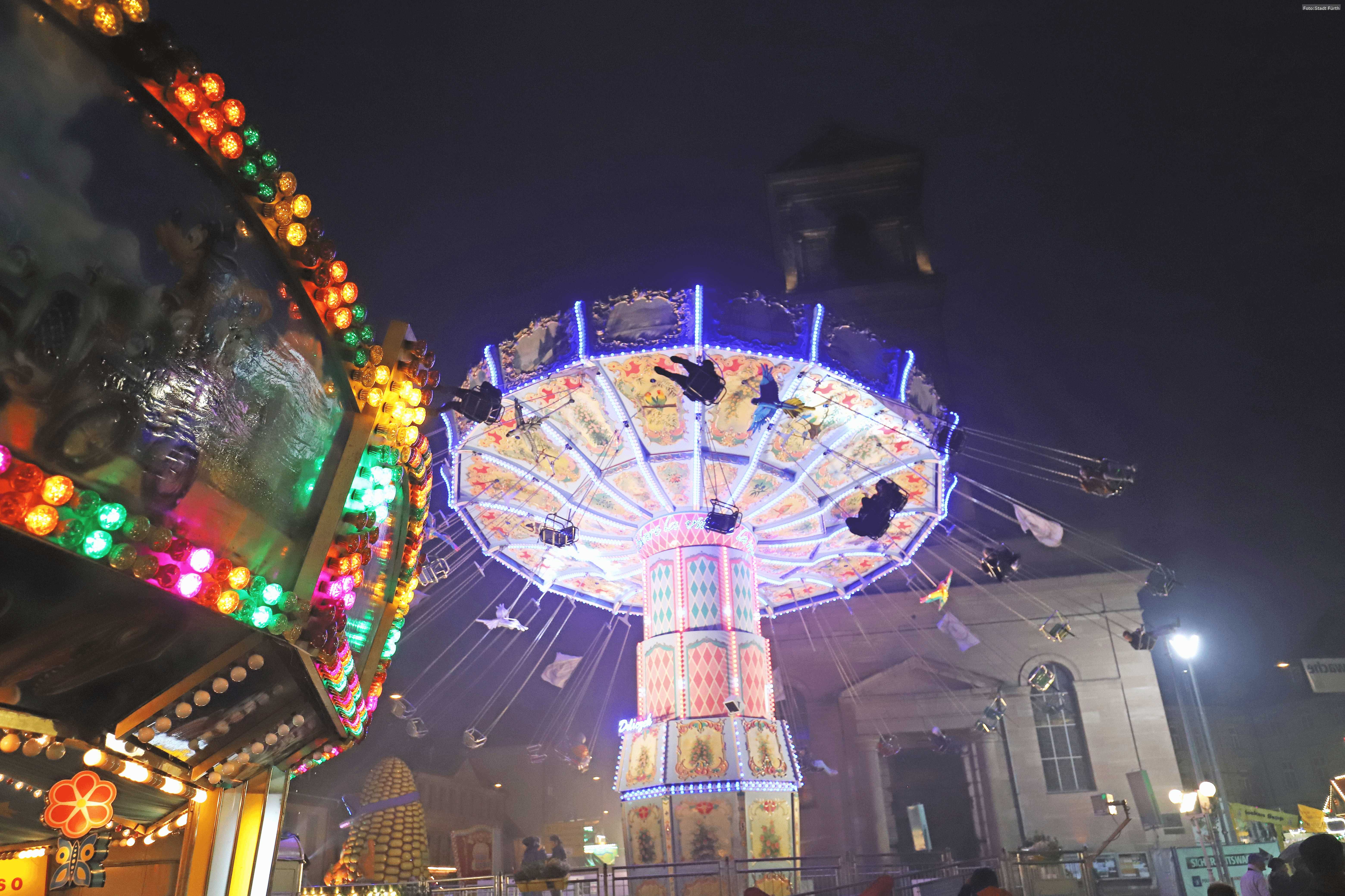 Buntes Treiben auf der Michaelis-Kirchweih Fürth 2024: Fahrgeschäfte, kulinarische Köstlichkeiten und historische Traditionen auf 42.000 Quadratmetern.