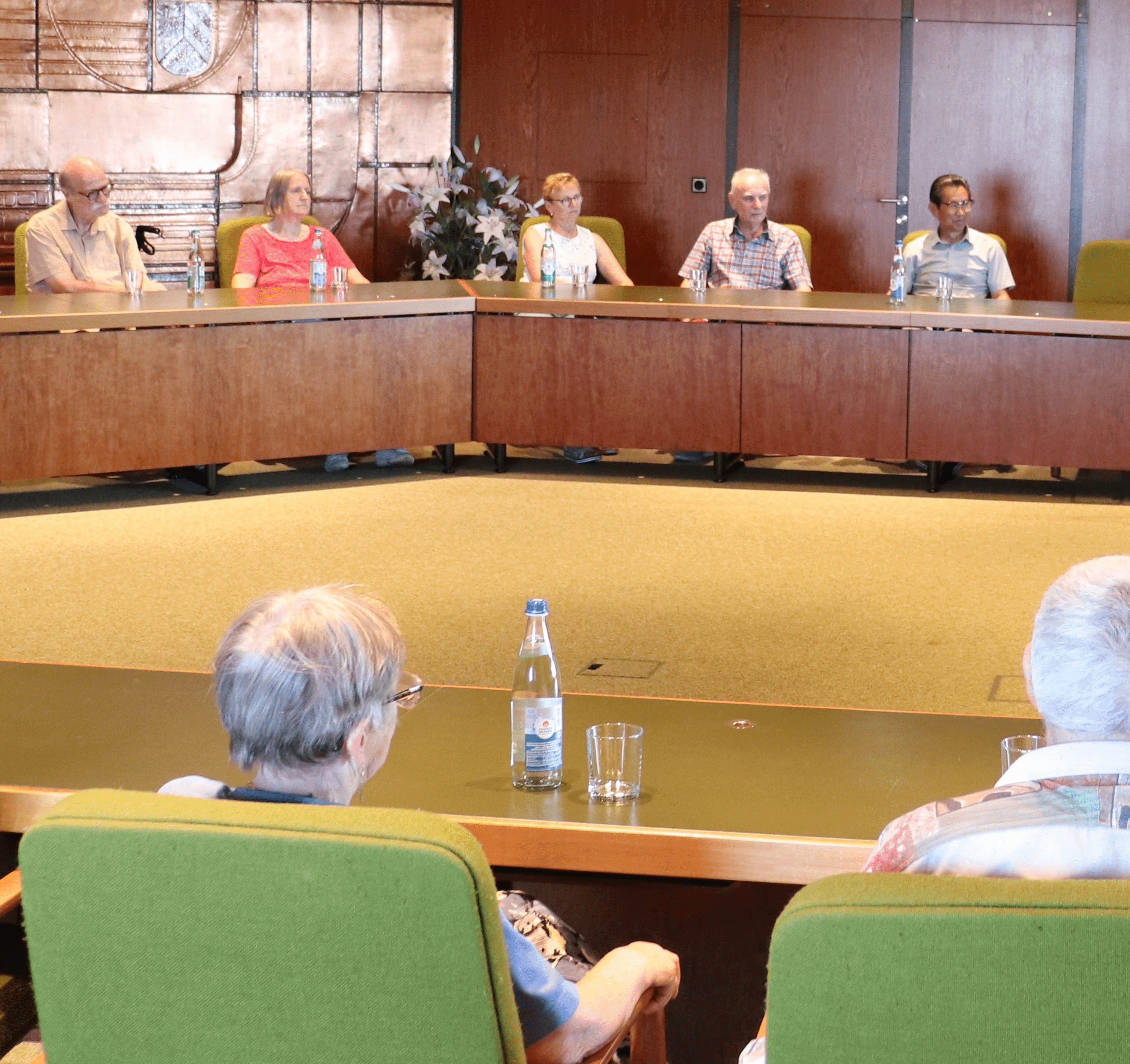 Bürgermeisterin Birgit Huber begrüßt Jubilare im Sitzungssaal des Rathauses, um den Austausch und das Gemeinschaftsgefühl unter den Senioren in Oberasbach zu stärken.