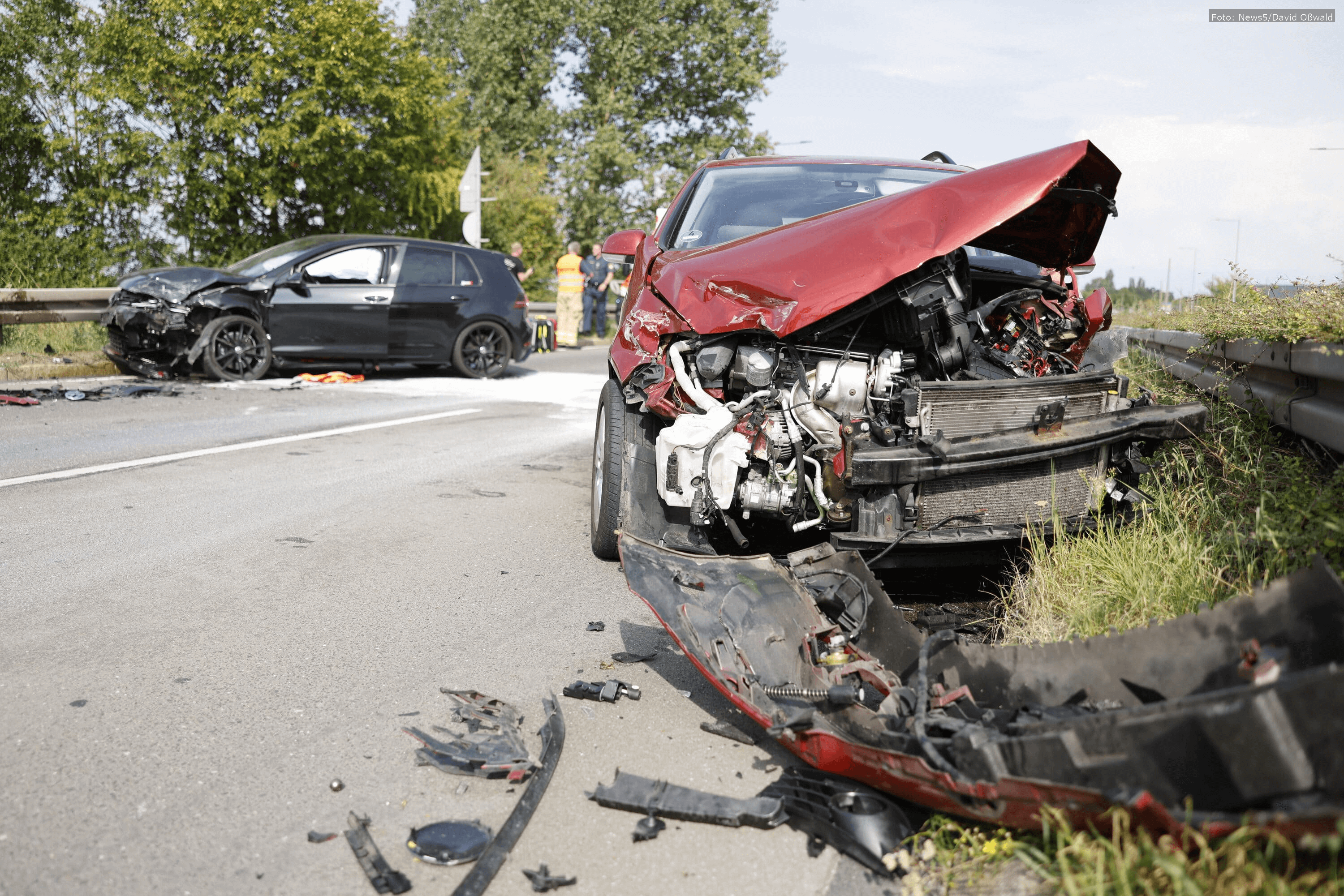 Auf der B8 in Fürth kam es zu einem schweren Geisterfahrerunfall, bei dem zwei Personen leicht verletzt wurden. Die Unfallursache ist noch unklar.