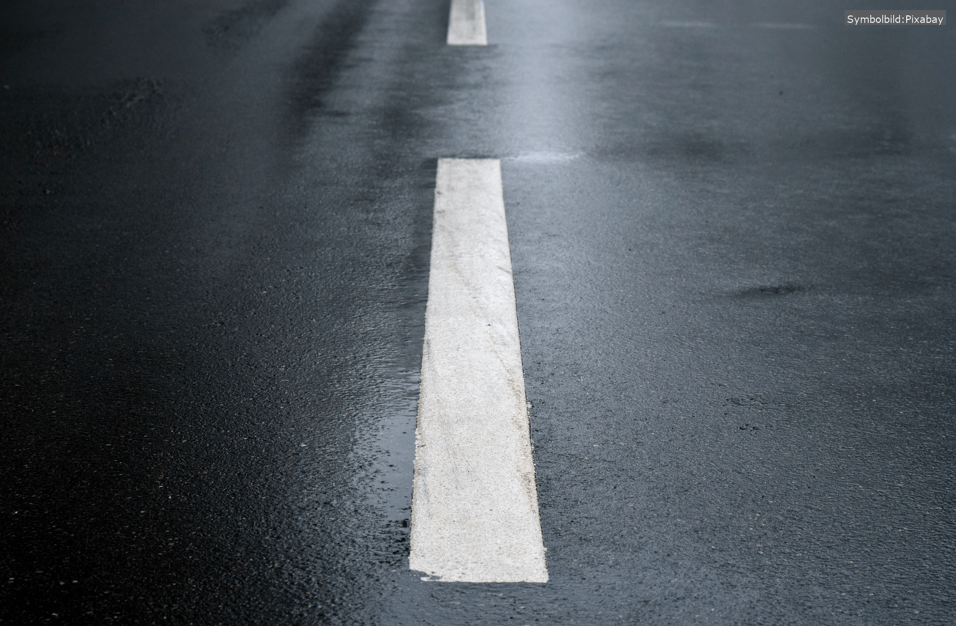 Bauarbeiten auf der Würzburger Straße in Burgfarrnbach: Der Straßenabschnitt zwischen der Schlosshofzufahrt und der Regelsbacher Straße wird asphaltiert und bald für den Verkehr freigegeben.