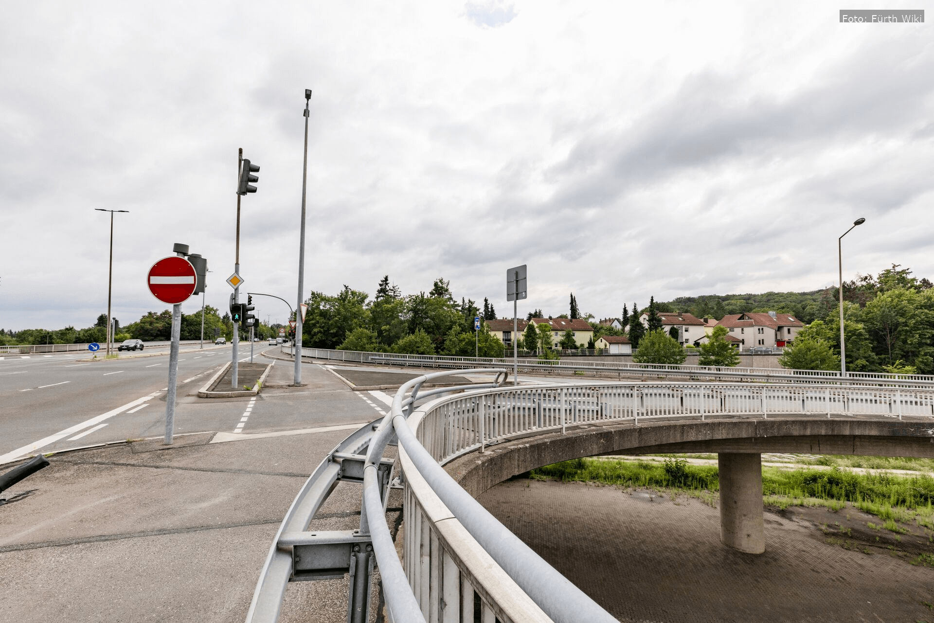 Bereits am Mittwoch beginnt der Aufbau der Sperrungen auf der Zirndorfer Brücke. Lastwagen und Busse werden durch Begrenzungen blockiert.